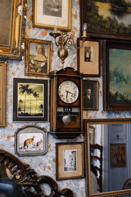 Vollständiges PBR-Material der Tapete, extrahiert aus einem komplexen Foto mit mehreren ablenkenden Elementen